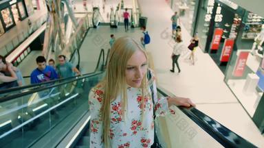 女人骑自动扶梯购物中心拍摄可爱的年轻的夫人骑移动楼梯现代购物中心亚洲